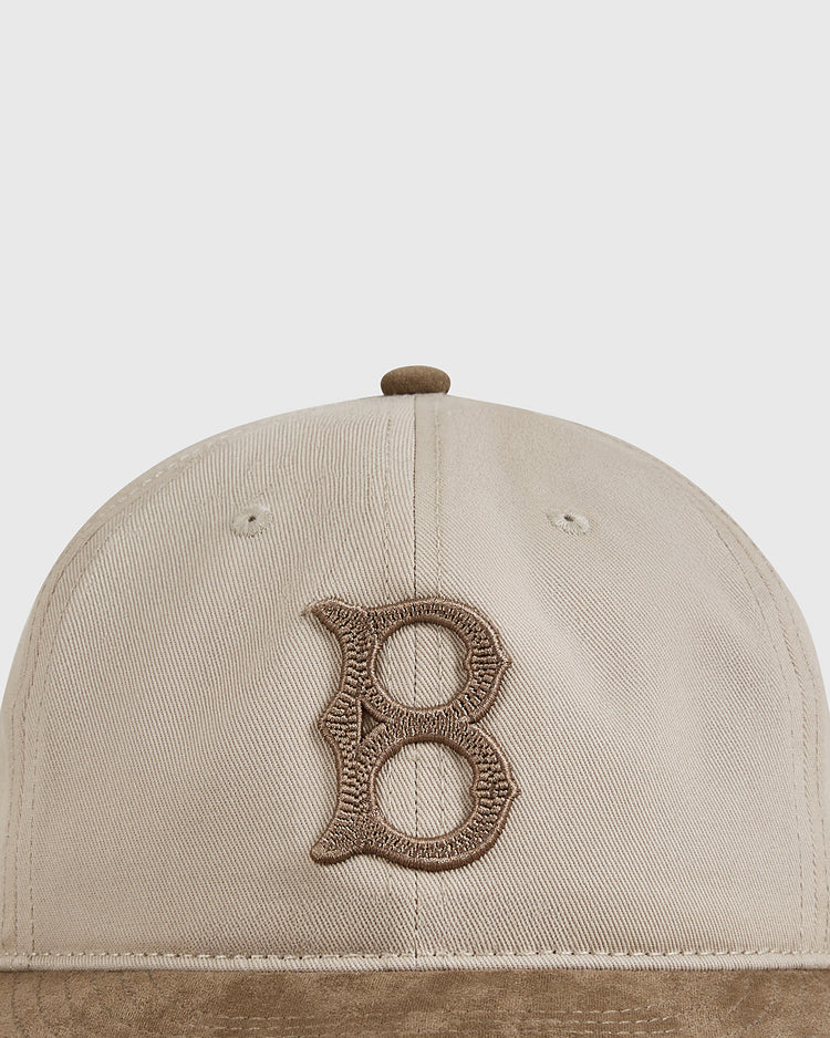 The Brooklyn Royal Giants 1925 Cotton Twill Suede Ballcap by Ebbets Field features beige cotton twill, a brown embroidered “B” front, curved brim, and top button—honoring the legendary Negro leagues’ 1925 style.