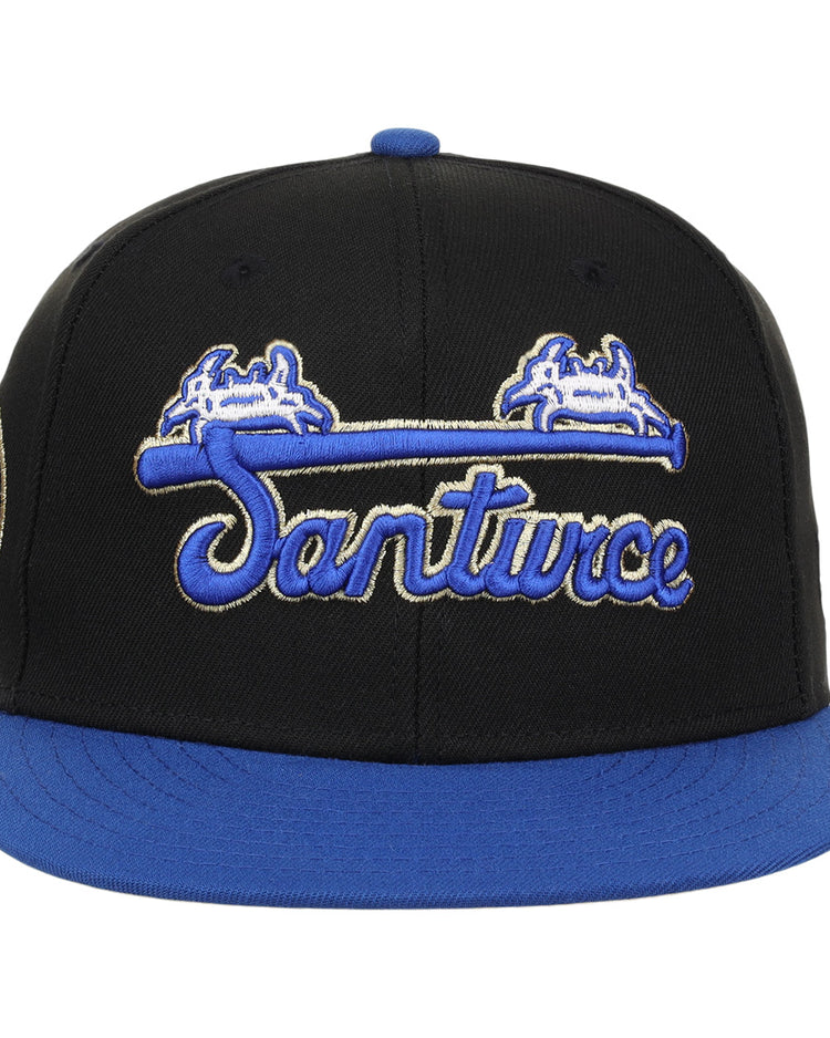 The EFF Santurce Cangrejeros Clemente Fitted Ballcap in black features a blue brim, Santurce in blue and white script, plus an embroidered bat and two crabs above the text, honoring Puerto Rican baseball.