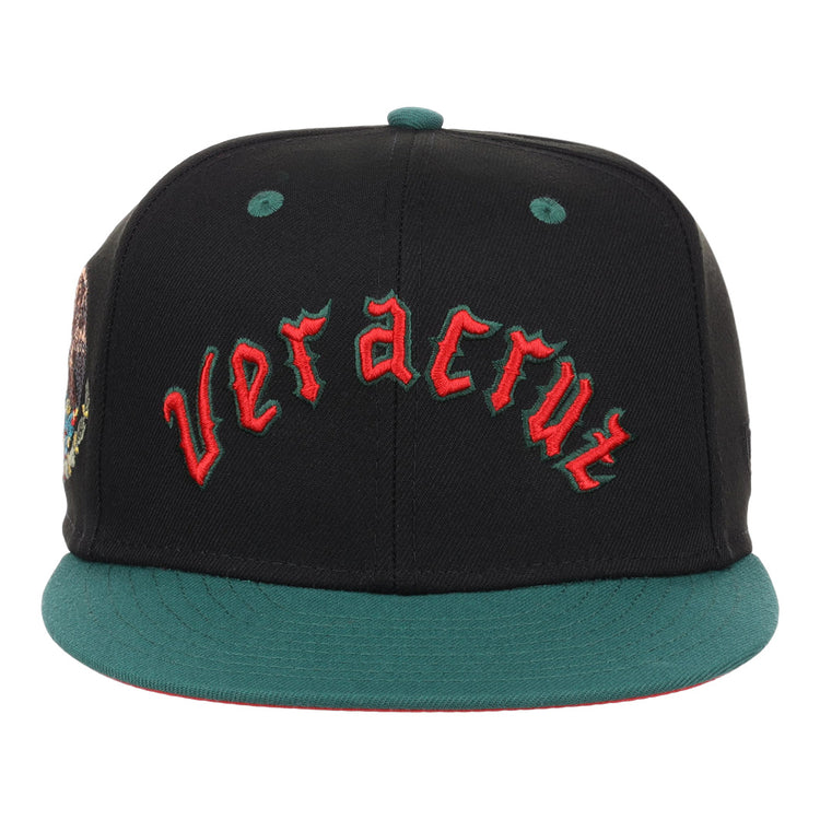 The EFF Veracruz Azules NLB Flip Fitted Ballcap is a black cap with a green brim and Veracruz embroidered in red gothic letters on the front—ideal for Mexican League baseball fans.