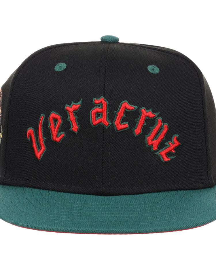 The EFF Veracruz Azules NLB Flip Fitted Ballcap is a black cap with a green brim and Veracruz embroidered in red gothic letters on the front—ideal for Mexican League baseball fans.